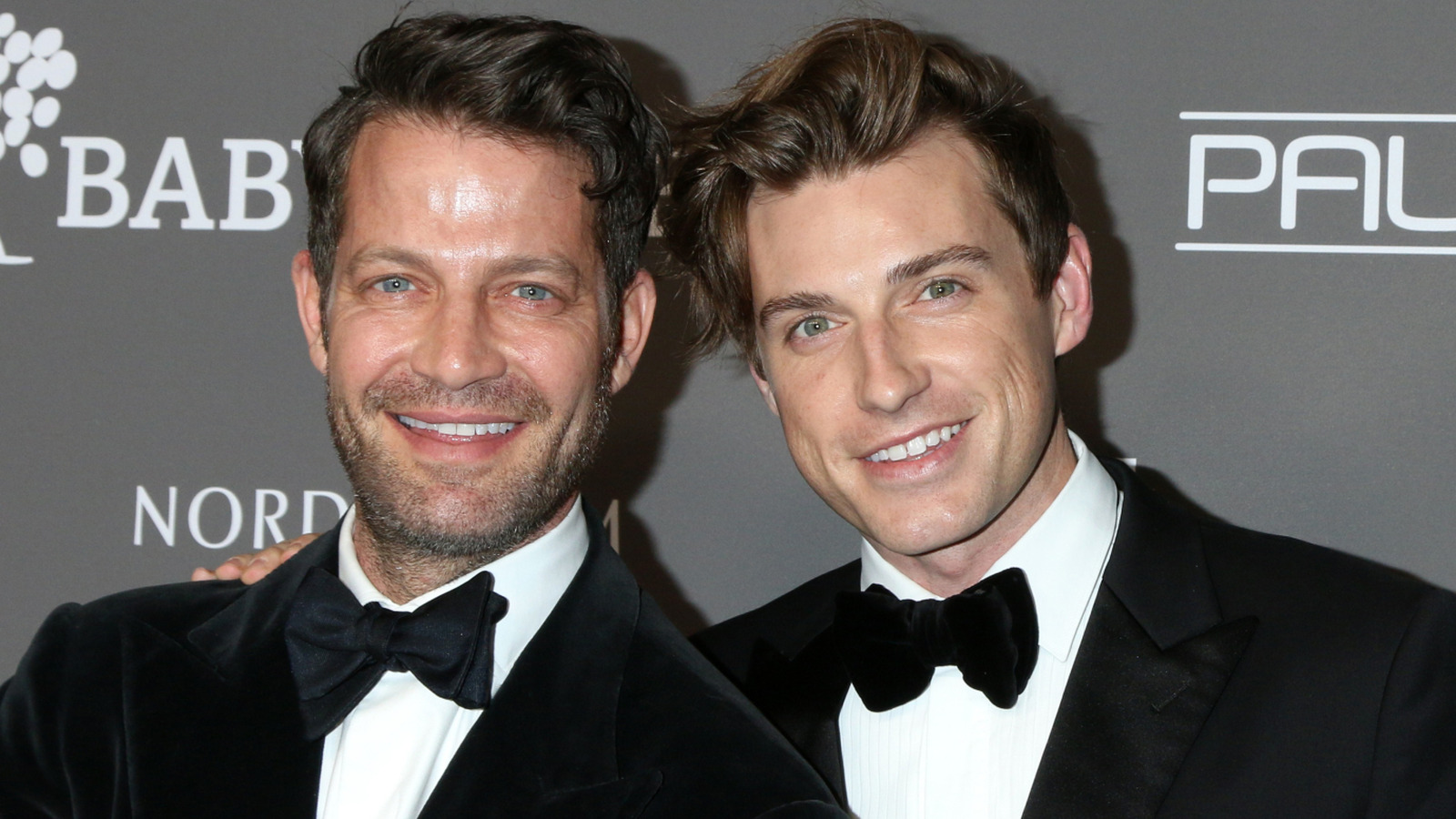 Nate Berkus ve Jeremiah Brent, ferahlatıcı bir alternatif için koyu siyah dolapları attı