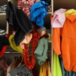 Dolap raflarını düzgün ve karmaşıklıksız tutmayı kolaylaştıran kullanışlı çözüm