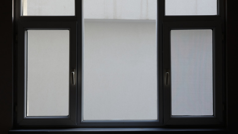 Büyük bir üçlü pencereyi kapsayan gizlilik filmi