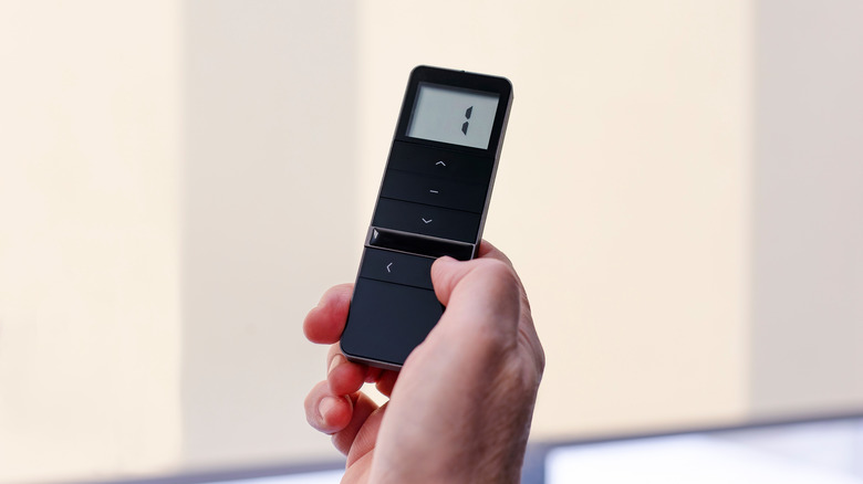 Panjurlar için uzaktan kumanda tutan kişi