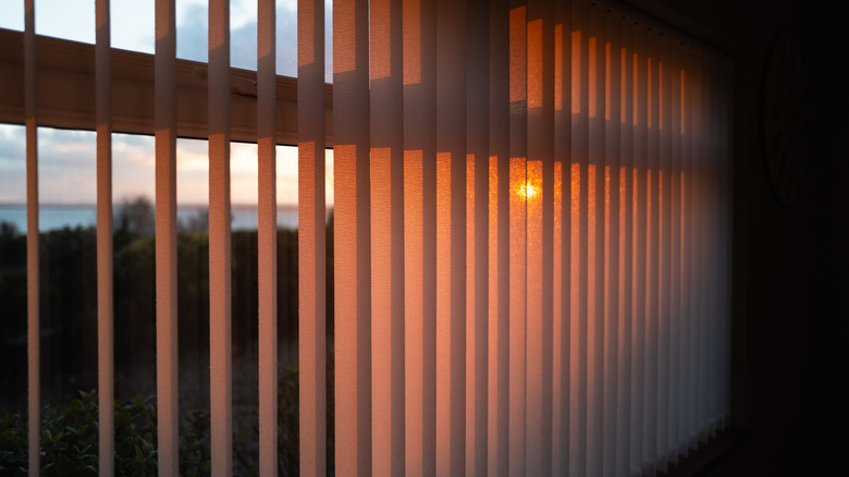 Gün batımında büyük bir pencere boyunca dikey panjurlar