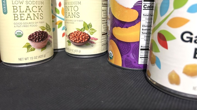 Kilerde fasulye ve şeftali fasulyesi ve şeftali