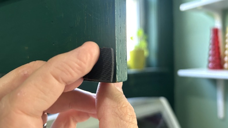 Çamaşır odasında dolap kapısının köşesine el koyma mousepad parçası