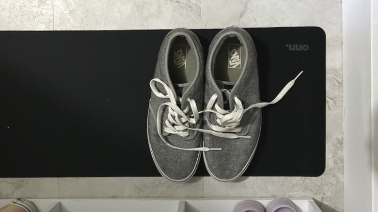 Giriş Mousepad'de Gri Vans Spor Kabarcıları Giriş yolunda