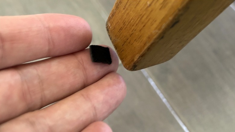 ahşap sandalye bacağının altına küçük bir fare fabrikası koyarak elin kapanması