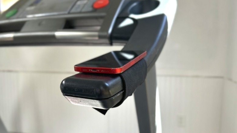 Koşu bandı kolunun etrafına sarılmış eski mousepad'den geçici kauçuk ped üzerinde kırmızı telefon