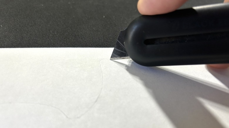 Siyah Mousepad'de Utility Blade ile El Kesme Kağıdı