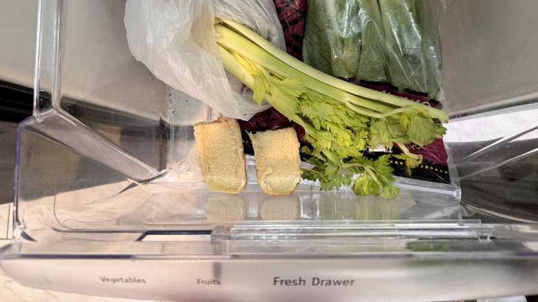 Kereviz ve marul ile daha net çekmecenin dibinde iki parça ekmek.