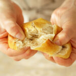 Artık ekmeği fırlatmadan önce evin etrafında yeniden kullanmanın beklenmedik yolu