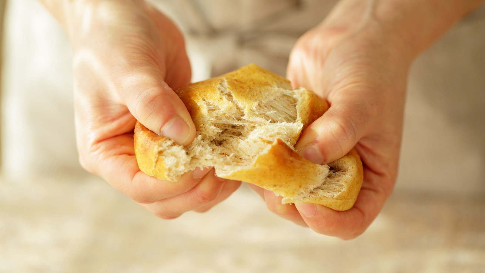 Artık ekmeği fırlatmadan önce evin etrafında yeniden kullanmanın beklenmedik yolu