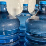 Boş 5 galon su sürahileri yeniden kullanmanın 15 yolu