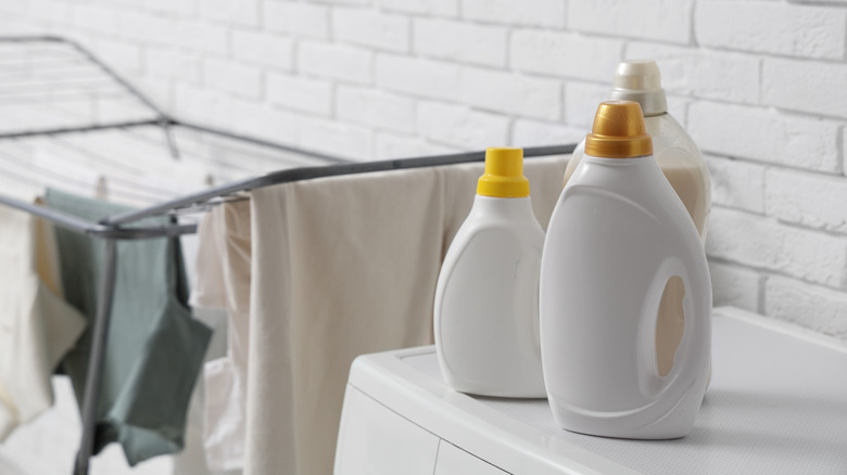 Yıkayıcı üzerine deterjan şişeleri