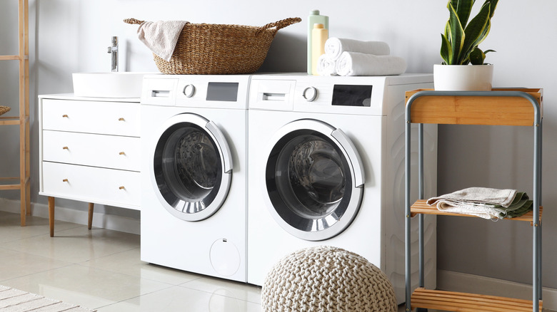 Çamaşır makinelerinin üstündeki ürünler