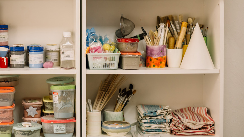 Sanat malzemeleri olan raflar