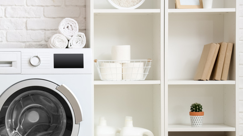 Çamaşır odasında rafta tuvalet kağıdı