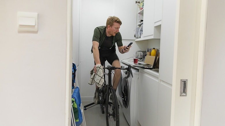 Çamaşır Odasında Bisiklet Egzersiz