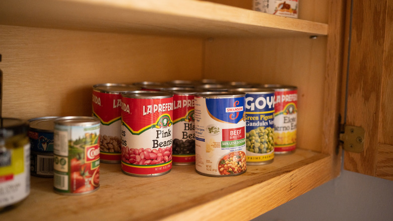 Teneke kutuları olan kiler rafları