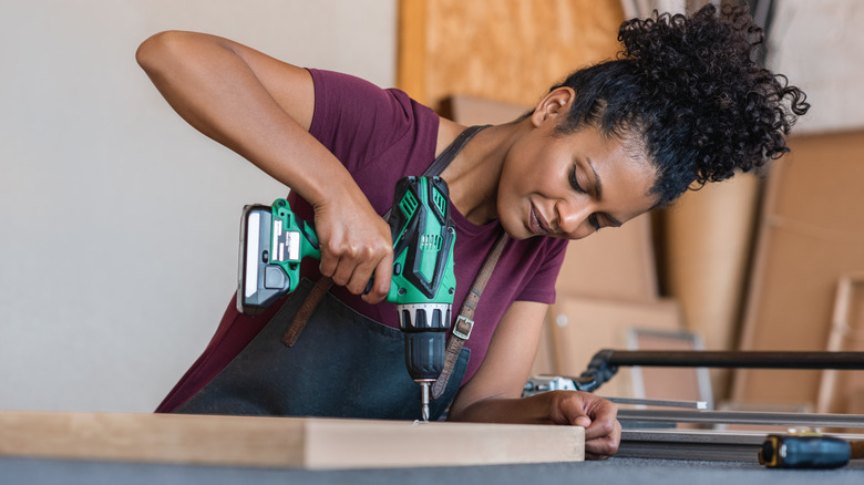 Gülümseyen bir Afrikalı -Amerikalı kadın ahşap bir resim çerçevesine girer.