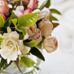 İlkbaharda Çarpıcı Dolar Ağaç Şarabı Camı Çiçek Merkez Parçası ile Çağırın