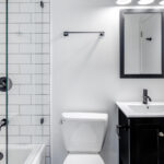 Küçük bir banyoda ekstra tezgah alanı eklemek için kiracı dostu çözüm