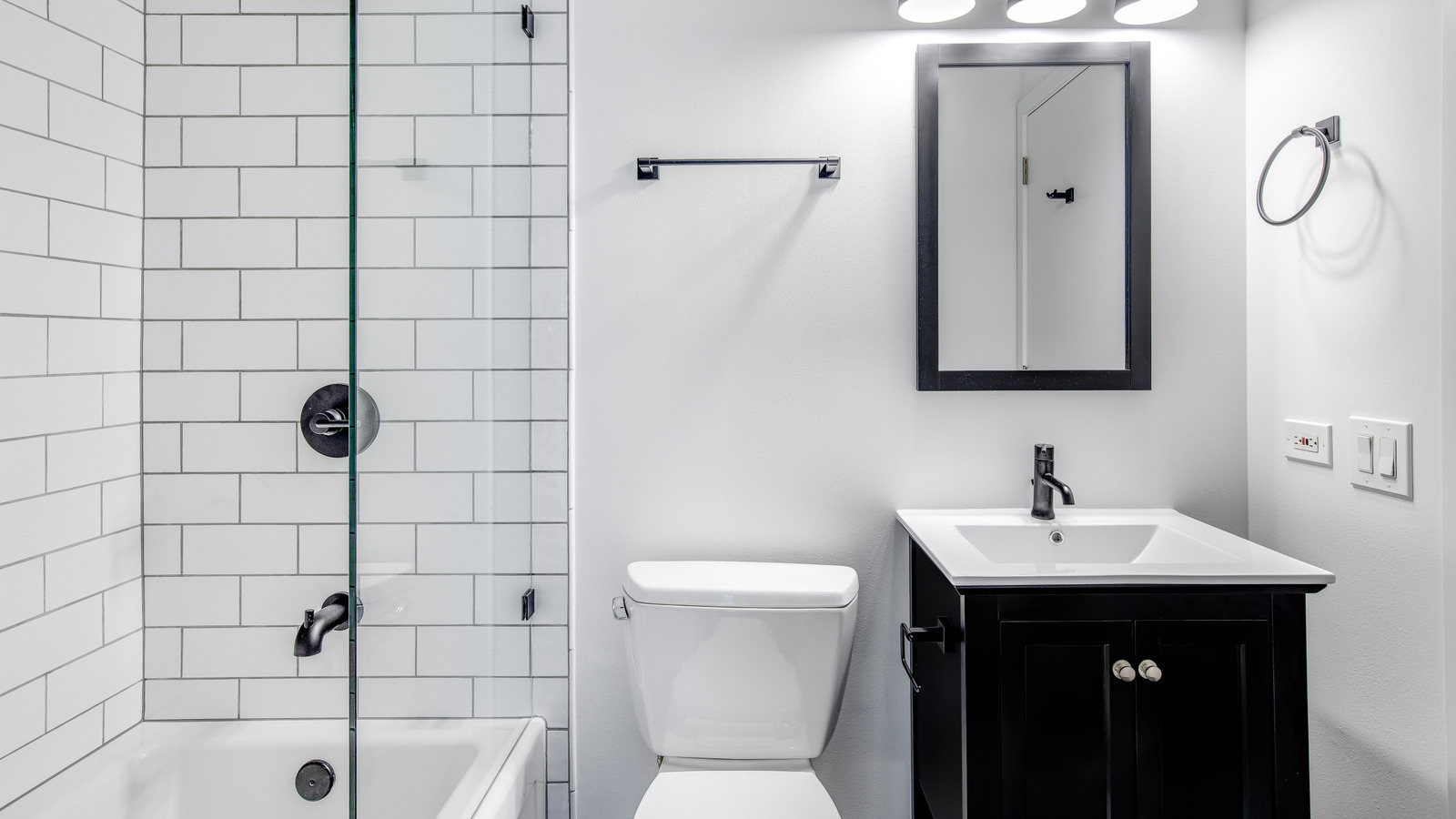 Küçük bir banyoda ekstra tezgah alanı eklemek için kiracı dostu çözüm