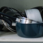 Mutfak dolabı alanını serbest bırakan basit DIY kapları ve tava depolama çözümü