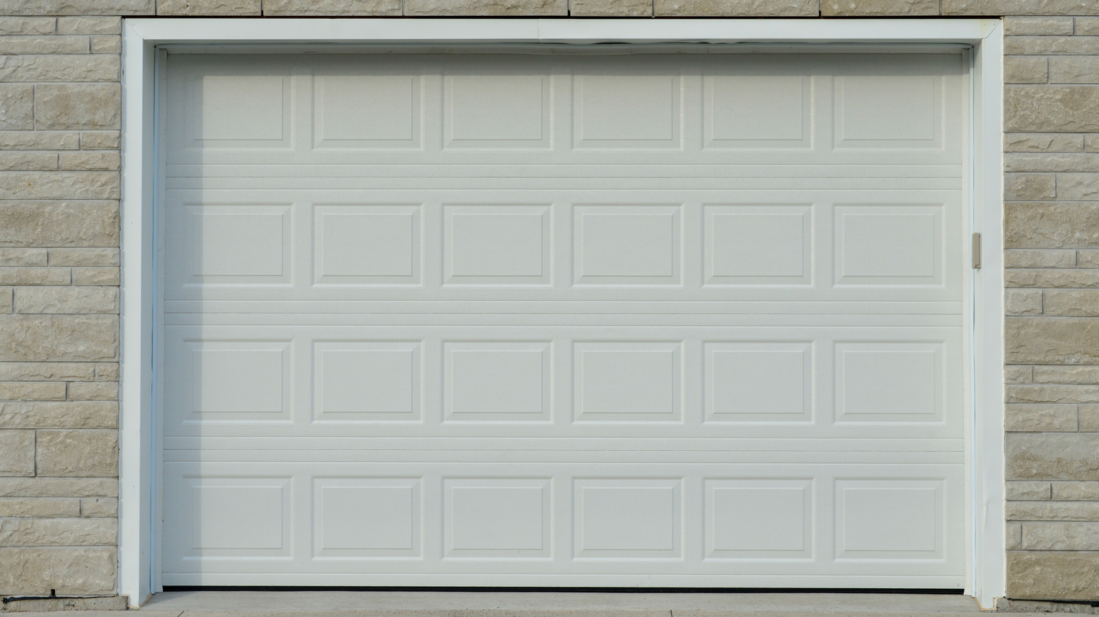 Aşırı Garaj Kapısına Sahte Donanım ile Basit Bir DIY Makeover verin