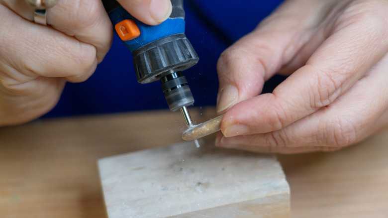 Takı yapmak için döner bir araç kullanan kişi