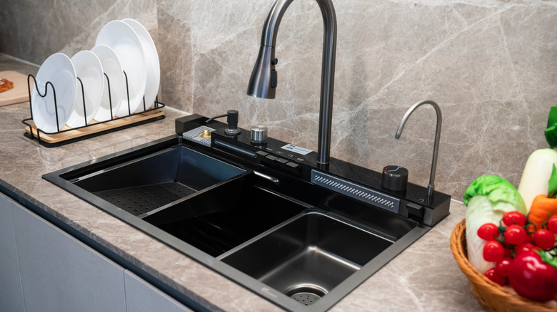 Mat taş tezgahlı mutfak lavabo alanı