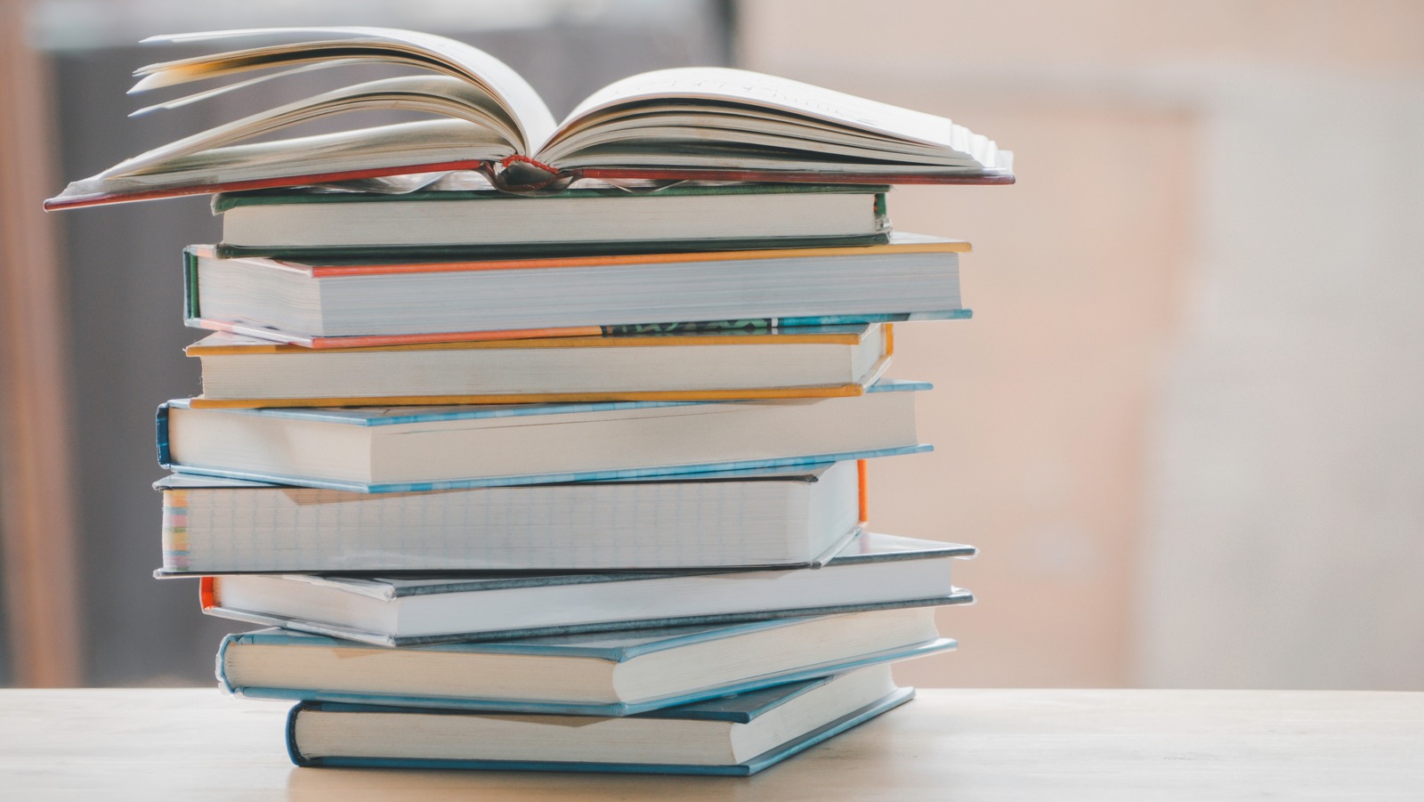 Küçük alanlar için mükemmel olan ayakta duran kitaplık hack