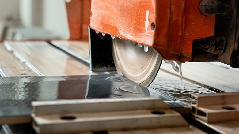 Islak bir testere büyük bir siyah karo kesim