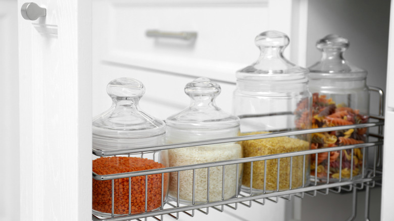 Baharat kavanozları ve kiler eşyaları ile kabini çekin