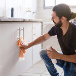 Günlük temizliğe sahip mutfak dolaplarında inatçı gresden kurtulun