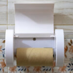 Yeniden yerleştirilmiş tuvalet kağıdı rulolarını kullanarak benzersiz bir yay çelenk oluşturun