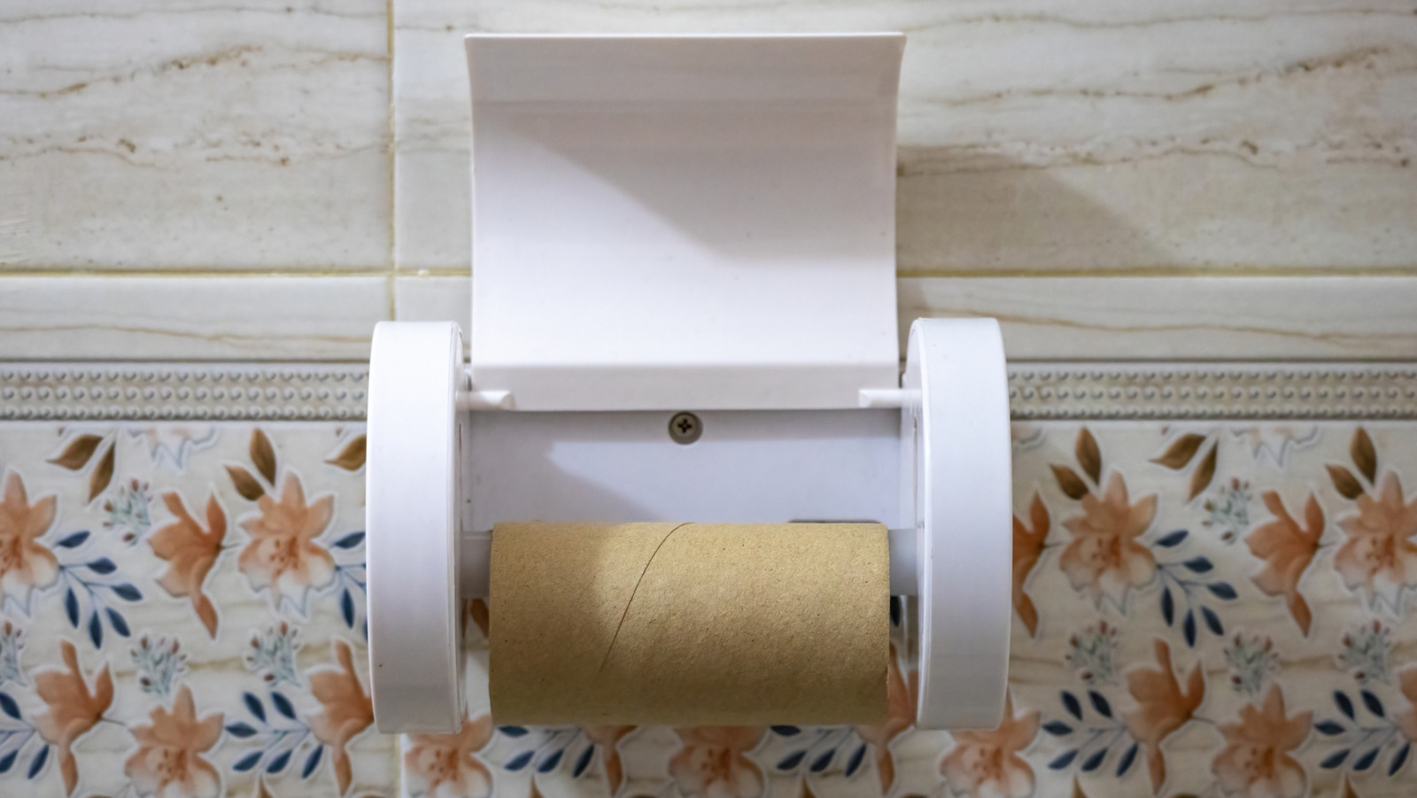 Yeniden yerleştirilmiş tuvalet kağıdı rulolarını kullanarak benzersiz bir yay çelenk oluşturun