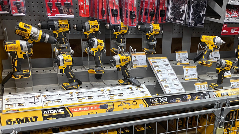 Home Depot'ta mevcut olan çok çeşitli Dewalt elektrik aletlerinden bazıları
