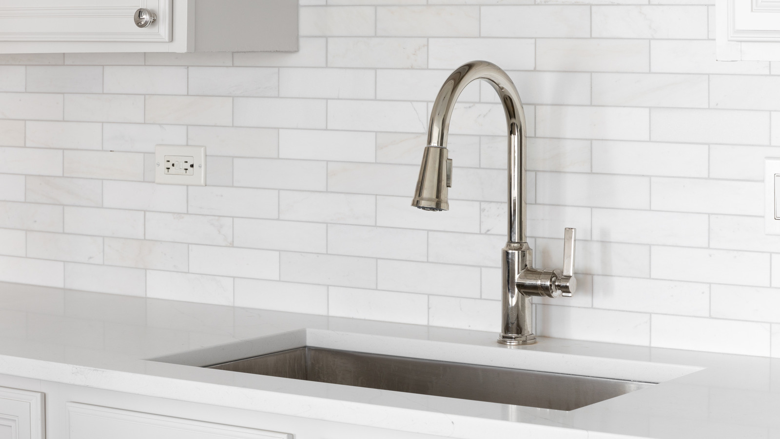 Yorgun ve tarihli beyaz mermeri değiştiren modaya uygun karo seçeneği