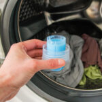 Bir yük yapmadan önce çamaşır deterjanını ve yumuşatıcıyı karıştırmak gerçekten verimsizdir