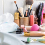 Bu şık sıska dolaplar, küçük banyo dağınıklığını uzak tutmak için mükemmeldir