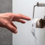 Boş bir rulo değiştirmeyi çok uygun hale getiren tuvalet kağıdı tutucu