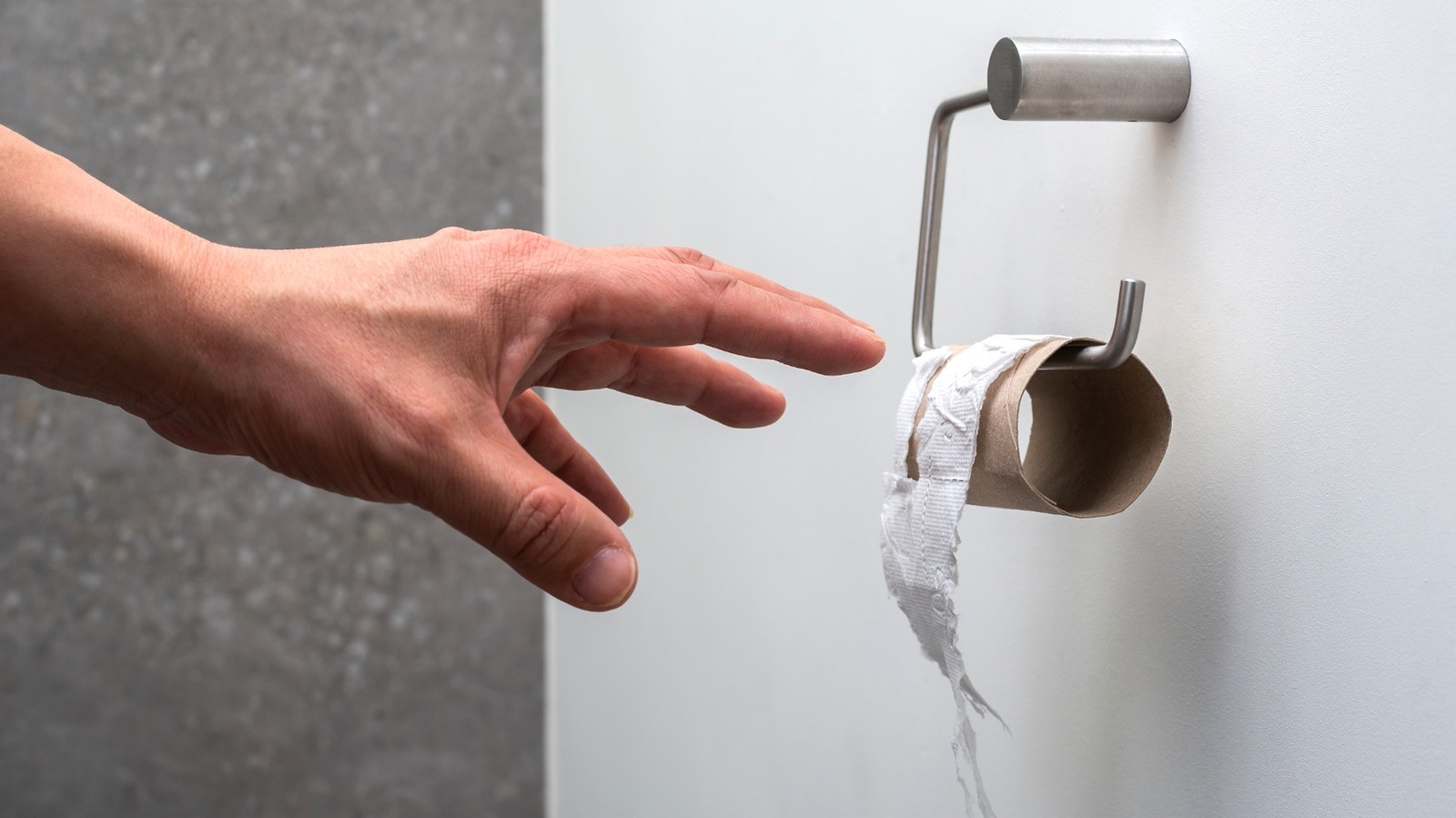 Boş bir rulo değiştirmeyi çok uygun hale getiren tuvalet kağıdı tutucu