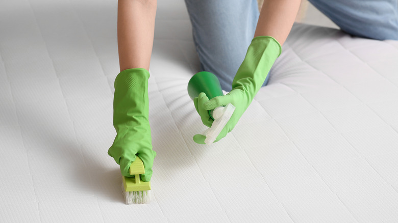 Bir yatak temizleyen bir kişi