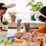 Beklenmedik Dollar Tree Finds kullanarak sevimli, bütçe dostu bir Paskalya Çelenk yaratın