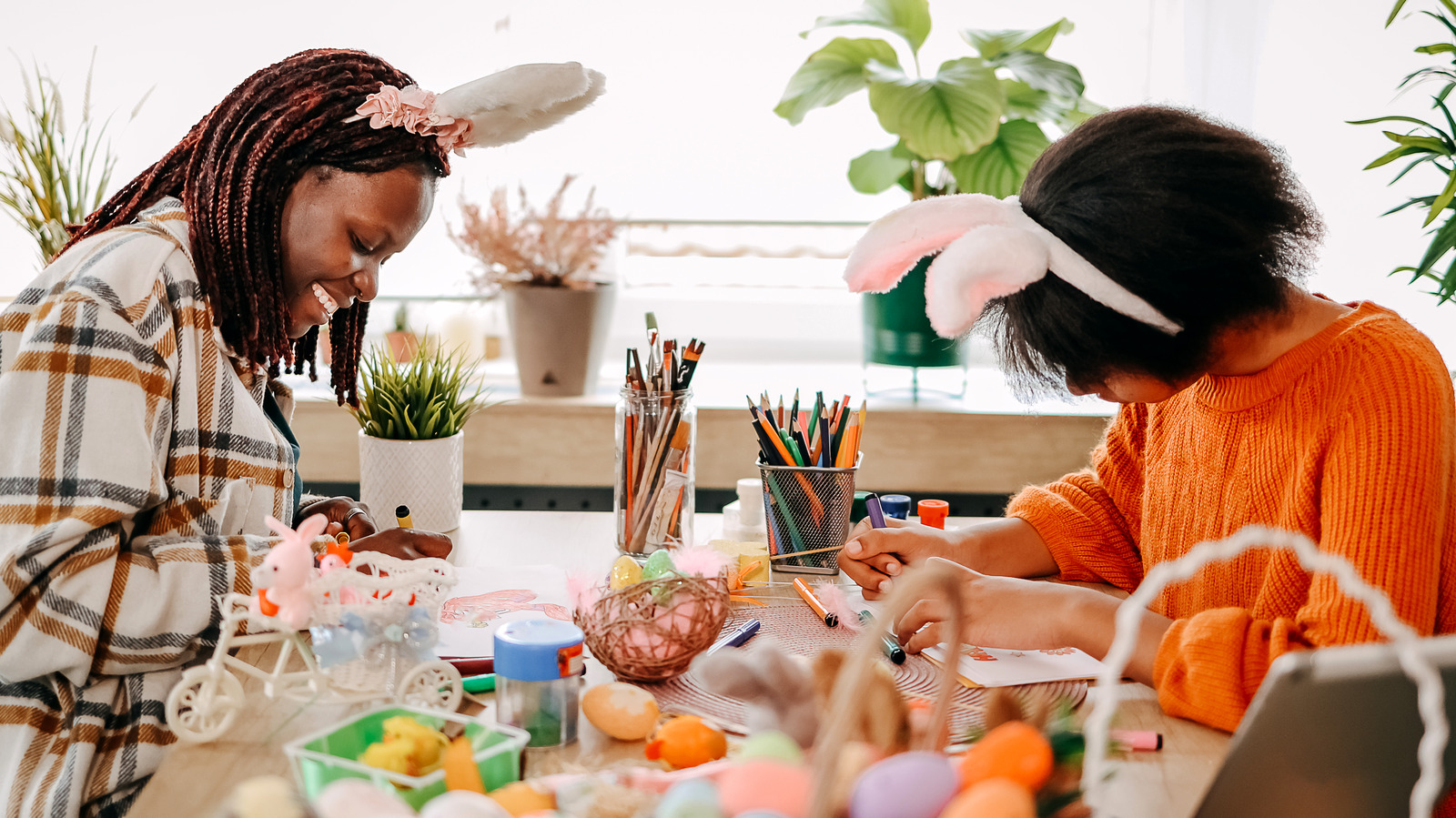 Beklenmedik Dollar Tree Finds kullanarak sevimli, bütçe dostu bir Paskalya Çelenk yaratın