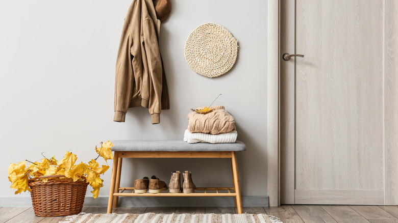 Evde giriş yolu açık gri duvarlar.