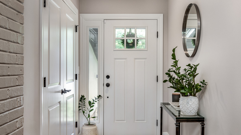 Off-beyaz duvarlarla evde fuaye girişi.