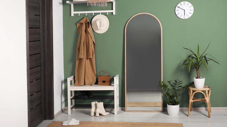 Sage Yeşil Vurgu Duvarı ile Ana Giriş Yolu.