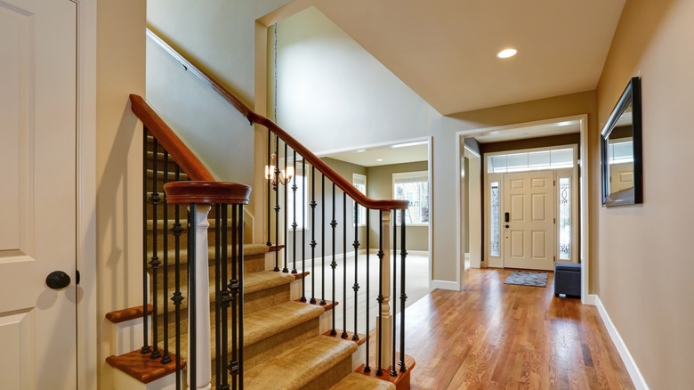 Taupe duvar boyası ile ev giriş yolu.