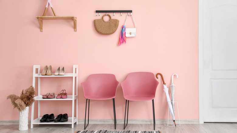 Evde fuaye allık pembe duvar ile.