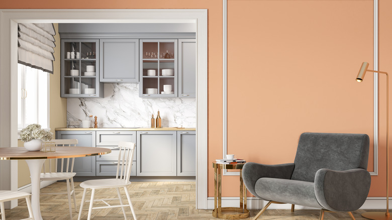 Şeftali aksan duvarı ile eve giriş.